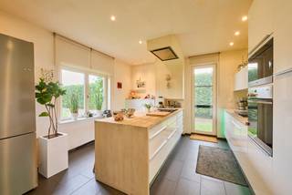 Prachtig te renoveren woning in het groen in Stevoort. De woning is gelegen op een perceel van 20a91ca en geeft direct een instant-vakantiegevoel...