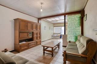 Deze te renoveren woning met 3 slaapkamers is gelegen in een zeer rustige straat nabij het centrum en verschillende invalswegen. <br /><br />Indeling:<br />We komen binnen in de inkomhal. Rechts van de inkomhal vinden we de garage. Achter de garage vinden we de woonkamer met open keuken die uitkijkt op de gezellige veranda en het terras/koer. Op het gelijkvloers vinden we ook nog de badkamer met enkel lavabo en douche en een toilet.<br /><br />Op de eerste verdieping vinden we 2 ruime slaapkamers van 14m² en 11m².<br /><br />Op de tweede verdieping bereiken we de zolder via een vaste trap, hier vinden we de 3de slaapkamer van 13m². Op de zolder is ook nog een aparte stockageruimte.<br /><br />Verder is er nog een ruime kelder.<br /> <br />Verwarming is op aardgas. Niet-asbestveilig. EPC F, renovatieverplichting. Elektriciteit is niet conform.<br /><br />Voor meer info of een bezoek ter plaatste, mag u ons steeds contacteren!