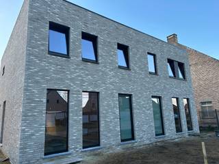 <strong>4 Energiezuinige nieuwbouwwoningen in een rustige omgeving te Lille<br /></strong><br /><b>Gunstig gelegen </b>in een rustige kindvriendelijke verkaveling. Op wandelafstand van het centrum en openbaar vervoer, met een vlotte bereikbaarheid naar de omliggende gemeenten, Herentals en de autostrade <strong>E34</strong>.<b><br /></b><br /><strong>Lille</strong> is een fijne gemeente ideaal voor gezinnen, natuurliefhebbers en iedereen die de rust van het platteland wil combineren met het gemak van stedelijk leven. <b><br /><br /></b>Dit nieuwbouwproject bestaat uit <strong>vier halfopen bebouwingen met elk 3 slaapkamers</strong>.<br /><br />Het superzuinige <strong>E peil van 20 </strong>wordt behaald door gebruik te maken van de nieuwste technieken zoals een <strong>warmtepomp, vloerverwarming en -koeling, ventilatie D systeem en 10 eigen zonnepanelen alsook alu profielen.</strong> Hierdoor voldoet deze woning vandaag reeds aan de norm van morgen en bespaart u automatisch op het verbruik van uw woning.<br /><br />Voor de afwerking van keuken, sanitair en vloeren werd gekozen voor <strong>kwalitatieve leveranciers</strong> en <strong>ruime budgetten </strong>zodat u van deze woningen een echte <strong>"thuis"</strong> kan maken. Momenteel heeft u nog volledige inspraak in de afwerking van uw woning.<br /><br />Het terras over de volledige breedte van de woning, alsook de zwarte draadafsluiting rond het perceel zit eveneens vervat in de verkoopprijs. De tuin is ideaal naar het <strong>westen</strong> georiënteerd. Er werd eveneens geopteerd voor een kruipkelder onder de woning voor het gemak van eventuele toekomstige aanpassingen. <br /><br />Deze <strong>aangename, lichte en ruime woningen</strong> worden zeer degelijk en volledig afgewerkt, zo weet u perfect waar u eindigt en waar uw geluk begint!<br /><br />Ter bescherming van de koper wordt er verkocht onder de wet Breyne.