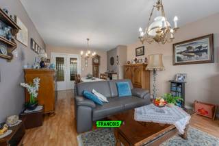 Op de Franchommelaan, een felbegeerde locatie in Blankenberge, treffen we dit ruim en uiterst lichtrijk appartement aan. Het appartement is gelegen op de tweede verdieping, wat resulteert in een prachtig zicht. Horeca, winkels en openbaar vervoer zijn gelegen op wandelafstand. <br /><br />Dit ruim twee slaapkamer appartement is op de tweede verdieping gelegen van de residentie San Marco. Men komt binnen via de ruime inkomhal van het appartement die op zijn beurt rechtstreeks toegang geeft tot de opvallend aangename woonkamer met een balkon en een prachtig uitzicht op de mini-golf en jachthaven. Aansluitend aan de woonkamer treft met de keukenruimte met berging. <br /><br />Verder is er een een apart toilet en een badkamer voorzien van enkele wastafel met ligbad en douchefunctie. <br /><br />Aan de achterzijde van het appartement bevinden zich 2 aangename slaapkamers (één grote en één iets kleinere). De kleinste kamer heeft toegang tot het terras achteraan die voorzien is van een handige berging. <br /><br />Het appartement wordt verwarmd door middel van centrale verwarming op aardgas en beschikt over dubbele beglazing. <br /><br />Hoewel dit appartement momenteel een renovatie of opfrissing vereist, biedt het een unieke kans om een droomwoning te creëren op een van de meest begeerde locaties van Blankenberge. Grijp deze kans om uw eigen stempel te drukken op dit pareltje aan de Belgische kust.<br /><br />Indien u een voorkeur geeft aan een andere verdieping, aarzel dan zeker niet om meer informatie te vragen. We kunnen in dit gebouw elke verdieping aanbieden in aankoop.<br /><br />Voor meer informatie of bezoek, neem gerust contact met ons op. Wij staan klaar om u te begeleiden bij deze unieke vastgoedervaring.<br /><br />Aarzel niet en leg nu uw afspraak vast!<br /><br />