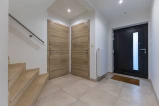 Immo Pické biedt U deze gunstig en rustig gelegen villa aan gelegen in de onmiddellijke omgeving van scholen, winkels, openbaar vervoer en de belangrijkste verbindingswegen. Deze villa bestaat uit een inkomhal met gastentoilet, een zeer ruime woonkamer met eetkamer, een volledige uitgeruste keuken, een wasplaats en een garage. Op de eerste verdieping vinden we een nachthal, 4 ruime slaapkamers (1 masterbedroom met en suite dressing en badkamer) en een tweede dochekamer. Aanwezigheid van een stockagezolder. Voor de woning vinden we nog 2 open autostaanplaatsen en achter de woning vinden we een ruim terras en leuke tuin.<br />Bijkomende informatie: elektrische installatie conform, rookmelders en waterverzachter aanwezig, regenwaterput, renovatie in 2019, vernieuwde aluminium ramen en verwarming (2019).