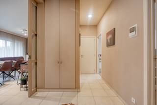 <span><span>Op zoek naar een <strong>centraal gelegen appartement met alle comfort</strong> binnen handbereik? Dit comfortabel en lichtrijke appartement, gelegen in residentie 'Parkzicht’, meet een bruikbare vloeroppervlakte van <strong>121 m² </strong>en biedt de perfecte combinatie van ruimte, ligging en functionaliteit.<br />Aan de overkant ligt het stadspark dat zich uitstrekt over meer dan 4 hectare, van het bruisende stadscentrum tot aan het sportcomplex Schiervelde. Het is de perfecte plek om even te ontsnappen aan de hectiek van de stad.<br /><br />Gelegen op een <strong>boogscheut van de Grote Markt</strong>. Met winkels, scholen en openbaar vervoer vlakbij, geniet je hier van een uitstekende bereikbaarheid en een bruisende omgeving.<br /><br /><u><strong>Indeling & troeven:</strong></u></span></span>
<ul>
<li><span><span>Ruime en lichte leefruimte;</span></span></li>
<li><span><span>Mooie afwerking;</span></span></li>
<li><span><span>Volledig uitgeruste keuken;</span></span></li>
<li><span><span><strong>EPC C</strong>;</span></span></li>
<li><span><span><strong>2 ruime slaapkamers met afzonderlijke badkamers</strong>;</span></span>
<ul>
<li><span><span>Badkamer met ligbad en toilet;</span></span></li>
<li><span><span>Badkamer met douche.</span></span></li>
</ul>
</li>
<li><span><span>Praktische wasruimte en aparte berging;</span></span></li>
<li><span><span>Gastentoilet;</span></span></li>
<li><span><span><strong>2 ruime afzonderlijke ondergrondse bergingen</strong>;</span></span></li>
<li><strong><span><span>Garage</span></span></strong><span><span>;</span></span></li>
<li><strong><span><span>Nieuwe condensatieketel oktober 2025</span></span></strong><span><span>;</span></span></li>
<li><strong><span><span>Zuidgericht terras van 24 m²</span></span></strong><span><span>.</span></span></li>
</ul>
<br /><span><span>Interesse? Dit is een unieke kans om luxueus en zorgeloos te wonen op een topligging!<br /><br />Maak nu uw afspraak op het nummer 051/50 11 51 of mail naar info@diksimmo.be en ontdek uw nieuwe thuis in hartje Roeselare.</span></span>