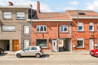 <u><strong>Gezinswoning met 3 slaapkamers en dubbele garage in Roeselare</strong></u><br /><br />Deze gezinswoning biedt een praktische indeling, een uitstekende ligging en tal van mogelijkheden. Dankzij de ruime zolder en de dubbele garage is deze woning ideaal voor gezinnen of wie op zoek is naar extra ruimte. <br /><br /><strong>Op het gelijkvloers</strong> kom je binnen via de inkomhal met gastentoilet, woonkamer/eetkamer met aansluitend de open keuken. Vanuit de keuken heeft u rechtstreeks toegang tot het terras, dat uitgeeft op de dubbele garage. <br /><br /><strong>Op de eerste verdieping </strong>bevinden zich drie volwaardige slaapkamers en een ruime badkamer die uitgerust is met een ligbad, douche en toilet. <br /><br /><strong>De tweede verdieping</strong> bestaat uit een ruime zolder die tal van mogelijkheden biedt. Mits de nodige afwerking kan deze worden ingericht als één of meerdere extra slaapkamers, een bureau of hobbyruimte. <br /><br />Kortom, een ruime woning met een goede basis en een praktische indeling, gelegen op een vlot bereikbare locatie in Roeselare. <br /><br /><strong>Pluspunten </strong><br /><strong>+ </strong>Goede ligging nabij winkels, scholen en invalswegen<br /><strong>+</strong> Conformiteitsattest aanwezig<br /><strong>+</strong> Ruime zolder met mogelijkheid tot extra slaapkamer(s)<br /><strong>+</strong> Dubbele garage<br /><strong>+</strong> Conforme elektrische installatie<br /><br />EPC 523 kWh/m² UC2250782<br /> <br />Vg – Wg – Gmo – Gvkr – Gvv<br /><br />Benieuwd naar dit pand of een andere eigendom? www.coventa.be – 051 222 051