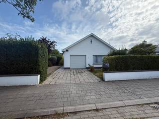 Deze te renoveren bungalow is gelegen in een rustige woonwijk te Mariakerke, de buurt staat gekend als de meest gegeerde buurt van Mariakerke...