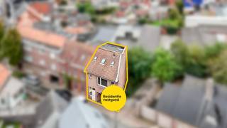 Welkom in deze op te frissen bel-étagewoning, ideaal gelegen en boordevol potentieel.<br />Bij het betreden van de woning komt u terecht in een lichtrijke inkomhal met een praktische berging op het gelijkvloers, die tevens doorgang biedt naar de achterzijde waar de garagebox zich bevindt.<br /><br />Op de eerste verdieping ontdekt u de leefruimte, die dankzij de raampartijen aan beide zijden geniet van een veel lichtinval. Aansluitend bevindt zich een terras van 12,5 m², perfect om in alle rust te genieten van een zonnige dag. Vanuit de leefruimte heeft u toegang tot de ingerichte keuken, uitgerust met anderhalve spoelbak, elektrische kookplaat, koelkast en vaatwasser. Ook vanuit de keuken is er directe toegang tot het terras. Daarnaast beschikt de eerste verdieping nog over een toilet en een extra berging.<br /><br />De tweede verdieping omvat twee volwaardige slaapkamers en een badkamer voorzien van ligbad, lavabo met spiegelkast en toilet. Aansluitend aan de badkamer is er nog een technische ruimte.<br /><br />Tot slot beschikt de woning over een garage met metalen kantelpoort.<br /><br />Deze woning biedt een solide basis met tal van mogelijkheden voor wie op zoek is naar een aangename woning in het centrum van Torhout. <br />De vermelde prijs is een richtprijs. Elk bod, hoger of lager, wordt voorgelegd aan de eigenaar, die zich het recht voorbehoudt om dit te aanvaarden of te weigeren.<br /><br />Neem voorsprong met een vrijblijvende en gratis schatting van uw eigendom via:<br />http://www.residentievastgoed.be/gratisonlineschatten