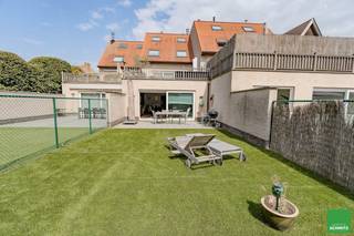 <strong>Schitterend tuinappartement met 2 slaapkamers, groot zonneterras en tuin in het Oude Knokke.</strong><br /><br />Zeer goed onderhouden residentie Pietrasanta, gebouwd in 2011.<br /><br />Indeling: inkomhall met vestiaire, aparte WC en berging/wasplaats. Ruime leefruimte met parketvloer bestaande uit zit- en eethoek. Volledig geïnstalleerde open keuken. Magnifiek zonneterras met tuin. Patio. Twee zeer ruime slaapkamers. Badkamer met ligbad, douche, WC en dubbele lavabo. Privatieve kelderberging en gemeenschappelijke fietsberging op de -1.<br /> 