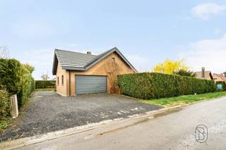 Idéalement située au calme et proche du centre-ville dans un clos prisé du charmant village de Kain, cette maison 4 façades de type « plain-pied » de 130m² habitable et érigée sur un terrain de plus de 13ares se compose comme suit : <br /><br />Un hall d’entrée avec WC séparé, un beau et lumineux séjour avec feu ouvert, une cuisine équipée avec coin repas<br />, un hall desservant trois chambres à coucher ainsi qu’un bureau et une salle de douche équipée, une buanderie et un garage 1 voiture avec porte sectionnelle motorisée<br /><br />Les combles, dont l’accès se fait par un escalier escamotable sont et laissent entrevoir des possibilités d’aménagement. <br /><br />L’extérieur comprend un beau jardin arboré et idéalement orienté plein sud, dont une partie à bâtir, une terrasse et du parking pour 3 véhicules.<br /><br />TECHNIQUES : Chauffage central au mazout (Cuve enterrée de 2.500L), feu ouvert, châssis bois simple vitrage avec persiennes manuelles, boiler électrique (150L), citerne d’eau de pluie avec groupe hydrophore, fosse reliée à l’égout, RC : 1145€