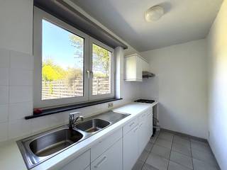 Dit appartement beschikt over een <strong>ruime inkomhal</strong> die toegang biedt tot de leefruimte, badkamer, berging en het aparte toilet.<br /><br />De <strong>lichtrijke leefruimte </strong>geniet dankzij het grote raam van een aangename verbinding met de<strong> tuin</strong> en het <strong>terras. </strong><br />Aansluitend bevindt zich de keuken, die mooi aansluit bij de leefruimte.<br /><br />De badkamer is uitgerust met een ligbad en twee wastafels. Eveneens zijn hier aansluitingen voor wasmachine en/of droogkast voorzien.<br /><br />Het appartement beschikt daarnaast over <strong>één ruime slaapkamer.</strong><br /><br />Verder is er een apart gastentoilet en een praktische berging.<br /><br />Het appartement wordt verwarmd via centrale verwarming op aardgas.<br /><br />Dit appartement is gelegen op een<strong> gunstige en centrale locatie in Zwijndrecht. </strong><br />In de nabije omgeving bevinden zich verschillende supermarkten, scholen en belangrijke invalswegen.<br /><br /><strong>Praktische informatie:</strong>
<ul>
<li>Onmiddellijk beschikbaar</li>
<li>Gemeenschappelijke kosten per maand: €25,-</li>
<li>Huurwaarborg: 3 maanden huur (€2.475,-)</li>
<li>Combi ingaande + uitgaande plaatsbeschrijving: € 285,- incl. 21% BTW (per partij)</li>
</ul>
Wil je dit appartement bezoeken? Contacteer ons via 03/775.78.79.<br /><br />Neem voor ons volledig huuraanbod een kijkje op http://www.immoselekt.be<br />