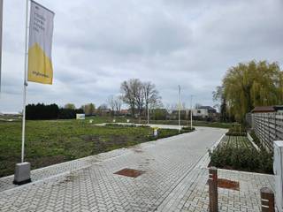 Ontdek deze bouwgrond in Handzame, deelgemeente van Kortemark. Je woont er nabij het centrum, in de buurt van winkels (supermarkt op 300 m), scholen (basisschool op 350 m) en openbaar vervoer (bushalte op 900 m). Dit perceel geniet van een weids uitzicht over de velden en weiden.

De grootte van dit villaperceel, 1.397 m² en de ruime stedenbouwkundige voorschriften (1 of 2 bouwlagen, vlak of hellend dak) bieden tal van mogelijkheden. Hier bouwen we jouw nieuwe, energiezuinige woning volledig op maat, tegen een vaste prijs.

Contacteer me gerust en ontdek alle mogelijkheden!