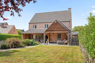 <p><span>Bent u op zoek naar een parel van een woning? Direct instapklaar met een hoogwaardig kwalitatieve afwerking. Dan bent u aan het juiste adres. Deze villa met opleverdatum 2013 is gelegen in een zeer rustige straat met nauwelijks verkeer. Rust en privacy worden u hier absoluut aangeboden.<br /><br />Het gelijkvloers biedt u een statige inkomhal met gastentoilet die toegang biedt tot de sfeervolle woonkamer met open keuken. Aansluitend aan de keuken bevindt zich een praktische voorraadberging, wasplaats en 2de badkamer met inloopdouche en lavabomeubel. De inpandige garage en vooraan de staanplaatsen zorgen voor voldoende berging mogelijkheden voor meerdere wagens.<br />Via de stijlvolle eiken trap krijgt u toegang tot het 1ste verdiep dat uitgeeft op 3 ruime slaapkamers en een mooi ingerichte dressing ruimte, allen voorzien van parket vloerbekleding. Een riante badkamer voorzien van inloopdouche met regenshower, ligbad, 2de toilet en mooi afgewerkte badkamer meubels. <br />Het 2de verdiep is momenteel één open ruimte die zeer makkelijk kan heringedeeld worden tot 2 zeer ruime slaapkamers en zolderberging. Het 2de verdiep is voorzien van 2 raampartijen, verwarming, mooi afgewerkt met bezetting en geschilderd en zeer veel stopcontacten waardoor alle mogelijkheden u kunnen aangeboden worden.<br /><br />De woning is voorzien van een kruipruimte.<br />Extra troeven: regenwaterput, ventilatiesysteem.<br /><br />De tuin is volledig omheind en onderhoudsvriendelijk aangeplant. Dankzij de volwassen aanplanting geniet u een maximum aan rust en privacy. De luxueuze eiken overkapping achteraan de woning zorgt voor vele sfeervolle momenten waardoor u maximaal van uw tuin kan genieten. <br /><br />Kom snel deze parel van een villa ontdekken en laat u charmeren door de hoogwaardige afwerking en de prachtige afwerking.<br /><br />Contacteer Dupont Vastgoed voor meer informatie op 015 15 15 15.</span></p>