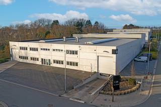 Bedrijfsgebouw bestaande uit 1.500 m² magazijnruimte met laadkade, 300 m² ingedeelde kantoorruimte en 20 parkeerplaatsen op een perceel van 3.762...