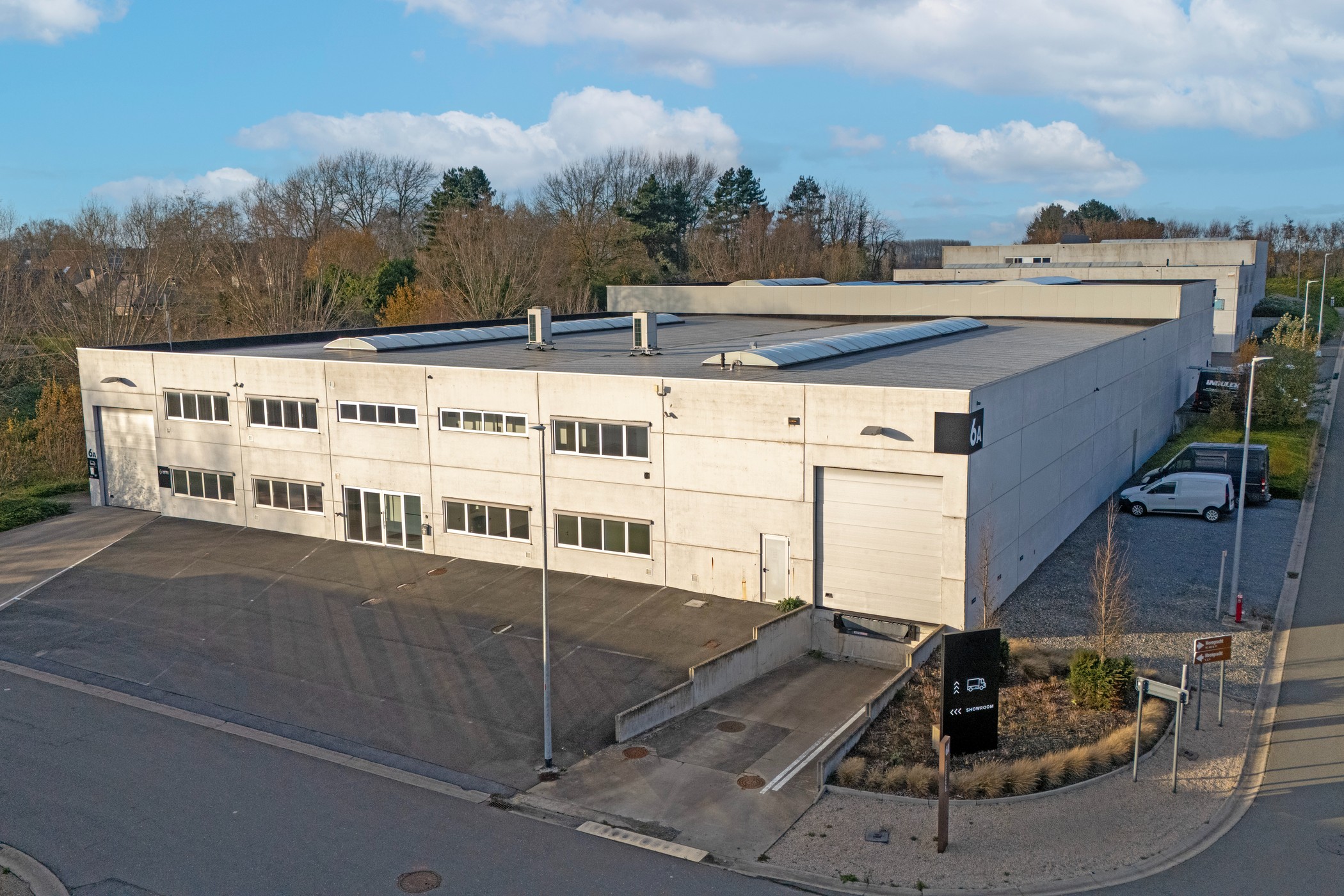 Bedrijfsgebouw van 1.800m² met laadkade op perceel van 3.762m² - foto 1