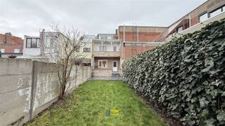 <p>Welkom in dit charmante appartement van 60m² gelegen in Wilrijk. Dit netjes onderhouden pand biedt een ideale oplossing voor starters of iedereen op zoek naar een compacte woonruimte.</p><p>Het appartement beschikt over één ruime slaapkamer met natuurlijk licht dankzij grote ramen. De open leefruimte combineert woonkamer en keuken, wat voor een licht en airy gevoel zorgt. De keuken is functioneel uitgerust met een gaskookplaat en alle noodzakelijke apparatuur. De moderne badkamer met douche biedt alle comfort.</p><p>De tegelvloeren geven het appartement een praktisch en onderhoudsvriendelijk karakter. De ramen zorgen voor goede verluchting en talrijk daglicht in alle vertrekken.</p><p>Een groot voordeel is de toegang tot een aangename buitenruimte met groene tuin en terras.</p><p>De ligging in Wilrijk is strategisch interessant met goede bereikbaarheid naar voorzieningen, winkels en openbaar vervoer.</p><p>Inclusief staanplaats onder het gebouw, Vaste kosten slechts €40 incl water.</p><p>Maak snel uw afspraak op www.immodelaet.be of op 036440088</p>