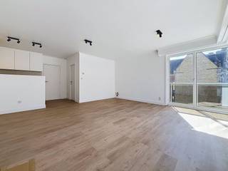 <p><span>Roeselare - Gerenoveerd appartement in het centrum.</span></p><p><span> </span></p><p><span>Het appartement is als volgt ingedeeld:</span></p><p><span>Lichtrijke woonkamer met open keuken, 2 slaapkamers, badkamer met ligbad, berging. Zeer ruim zonnig terras!</span></p><p><span>Onmiddelijk vrij.</span></p><p><span> </span></p><p><span>Prijs: €850/maand + €50 syndic</span></p><p><span> </span></p><p><span>Bij interesse kunt u via deze link uw huurdersprofiel aanmaken:</span></p><p><span> </span></p><p><span><span>https://clee.be/nl/app/kandidaat-stellen/0476526158/27976549-aea7-f111-9b33-6045bd958404</span></span><span> </span></p><p><span> </span></p>