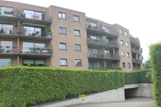 <p>Dit charmante appartement van 125m² is gelegen in Wilrijk en biedt een ideale combinatie van ruimte en comfort. Het pand beschikt over twee ruime slaapkamers, perfect voor een klein gezin of als kantoor, en een volledig uitgeruste badkamer met dubbele wastafel en bad.</p><p>De woonkamer is bijzonder aantrekkelijk met grote ramen die uitkijken op groene omgeving, wat voor veel natuurlijk licht en een aangename, serene sfeer zorgt. Er is ook een zonnig balkon, ideaal voor ontspanning en genieten van het buitenleven. De goed ingerichte keuken met raam biedt voldoende werkruimte en bergruimte dankzij de aangesloten berging.</p><p>Het appartement ligt in een goed onderhouden gebouw met groene omgeving. De locatie is uitstekend; u bevindt zich dicht bij scholen, winkels en essentiële voorzieningen. De gemeenschappelijke ruimten zijn verzorgd en de buurt is rustig en veilig.</p><p>Ondergrondse parkeerplaats verplicht mee aan te kopen voor €15.000.</p><p>Het appartement is praktisch ingedeeld en biedt alle nodige comfort voor een comfortabel woongenot. Dit is een uitstekende kans voor starters of investeerders die op zoek zijn naar een goed onderhouden eigendom op een aantrekkelijke locatie.</p><p>Benieuwd? Maak snel uw afspraak op www.immodelaet.be of op 036440088</p>