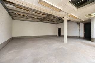 PRESALE! De Kroon - Exclusief wonen in een karaktervol erfgoedpand te Borgerhout.<br /><br />Ruim casco magazijn / atelier / polyvalente ruimte van ca. 192 m² in een prachtige achterbouw van een historisch gebouw te hartje Borgerhout! <br /><br />Ontdek De Kroon, een uniek renovatieproject in een prachtig art-nouveau gebouw uit 1913, gelegen in de Kroonsstraat te Borgerhout. <br />Dit geselecteerde bouwkundige erfgoed ontworpen door architecten Peter en Hendrik Wittocx en gebouwd in opdracht van bakker Alfons Heylen wordt met respect voor zijn authentieke karakter omgevormd tot een hedendaags woonproject.<br /><br />De Kroon bevindt zich op een levendige en centrale locatie te Borgerhout met alles binnen handbereik. Supermarkten, buurtwinkels en openbaar vervoer liggen op wandelafstand, net als gezellige pleinen zoals het Moorkensplein en de Dageraadplaats. <br /><br />Huidige foto's en 3D renders dienen ter illustratie van het project. <br /><br />Verkoop onder het tarief van 2% registratierechten mogelijk, mits de koper aan de wettelijke voorwaarden voldoet. <br /><br />Contacteer ons voor meer informatie, plannen, beschikbaarheid of een bezoek ter plaatse via info@dvarealestate.be of 03/297.00.00.