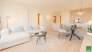 Composition: hall d'entrée élégant avec vestiaire pratique, vous entrez dans un espace de vie spacieux avec vue panoramique sur la mer du Nord. La cuisine ouverte et entièrement équipée est dotée d'appareils électroménagers modernes haut de gamme et respire le raffinement. La chambre principale dispose d'un lit double confortable et d'une luxueuse salle de douche attenante, finie avec du mortex. De plus, il y a deux chambres supplémentaires: une complète avec sa propre salle de bain de style Mortex et une chambre confortable avec un lit superposé.<br />Atouts: Cet appartement est fini dans les moindres détails avec des matériaux exclusifs et de première qualité. Une opportunité unique pour ceux qui recherchent le luxe, le confort et une vue imprenable sur la mer.<br />Emplacment vélos et cave privée dans l’immeuble.<br /> 