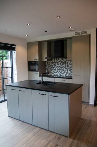 <p>MODERNE EN ENERGIEZUINIGE WONING MET TUIN, 3 SLAAPKAMERS EN RUIME ZOLDER IN ZOERSEL</p><p>Op zoek naar een instapklare, moderne woning in een rustige en aangename omgeving? Deze recente woning uit 2021 combineert comfort, energiezuinigheid en een praktische indeling op een fijne locatie in Zoersel.</p><p>De woning beschikt over een aangename leefruimte met open, volledig uitgeruste keuken. Dankzij de grote raampartijen geniet je van veel natuurlijk licht en een fijne verbinding met de tuin.</p><p>Op de eerste verdieping bevinden zich drie slaapkamers, waarvan één met praktische ingemaakte kasten, en een ruime badkamer met ligbad, aparte douche, dubbel lavabomeubel en toilet. De slaapkamers zijn voorzien van parket, screens en vliegenramen.</p><p>Een absolute troef is de ruime zolderverdieping, bereikbaar via een vaste trap. Deze ruimte is momenteel nog niet afgewerkt, maar biedt heel wat mogelijkheden voor wie extra slaapkamers, een bureau, hobbyruimte of andere leefruimte wil creëren.</p><p>Verder beschikt de woning over:</p><p>10 zonnepanelen<br />EPC-label A<br />Airconditioning op de eerste en tweede verdieping (hiermee kan je de volledige woning koelen)<br />Dubbele beglazing<br />Kruipkelder<br />Tuin<br />Oprit<br />Garage/opbergruimte<br />Aparte berging<br />Screens en vliegenramen op de eerste en tweede verdieping</p><p>De woning is gelegen in een rustige eenrichtingsstraat en toch centraal, met winkels, scholen, horeca, sport- en ontspanningsmogelijkheden in de nabije omgeving. Ook Antwerpen en omliggende gemeenten zijn vlot bereikbaar.</p><p>Een moderne en energiezuinige woning met nog extra potentieel dankzij de ruime zolder. Ideaal voor wie comfortabel wil wonen en tegelijk mogelijkheden voor de toekomst zoekt.</p><p>Karel Uytroevenlaan 35, Zoersel<br />Bouwjaar: 2020<br />Grondoppervlakte: ca. 300 m²<br />Bewoonbare oppervlakte: ca. 170 m²<br />3 slaapkamers + ruime zolder<br />Tuin<br />Oprit + garage/opbergruimte<br />10 zonnepanelen<br />EPC A</p>