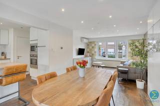 Gerenoveerde hoekwoning met drie slaapkamers, ingerichte zolder, garage en tuin, centraal gelegen op een perceel van 258m².Vanuit de inkomhal met...
