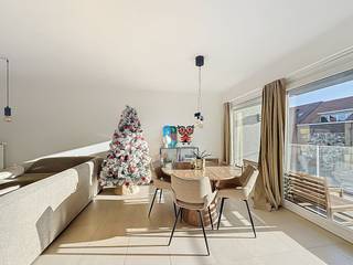 Uiterst ruim en lichtrijk appartement (90m²) te huur met 2 ruime slaapkamers, kelderberging, autostaanplaats en gemeenschappelijke fietsenberging in residentie 'Cobourg' te Veurne. Zeer rustig gelegen, doch slechts op wandelafstand van het openbaar vervoer, winkels en stadscentrum.INDELING:> Eerste verdieping: - Inkomhal met gastentoilet; - Ruime, lichtrijke leefruimte (36,5m²) met open ingerichte keuken voorzien van keramische kookplaat, combi-oven, ingebouwde vaatwas, anderhalve spoelbak, dampkap en ingebouwde koelkast met vriesvak:- Terras toegankelijk via de leefruimte;- Grote berging met aansluiting wasmachine; - Ruime badkamer met wasmeubel, ligbad én douche; - 2 ruime slaapkamers (12,3m² &amp; 13,5m²).> Kelderverdieping: - Kelderberging; - Autostaanplaats; - Gemeenschappelijke fietsenstalling;TROEVEN- Goede ligging dichtbij centrum Veurne- Staanplaats inbegrepen in de huurprijs;- Zonnig terras.Gemeenschappelijke kosten: €60/maandBeschikbaar vanaf: 01/04/2026 Ben je geïnteresseerd in dit pand te huur in Veurne? Ga naar de website www.dewaele.com, klik op het pand dat je wenst te huren. Via de rode knop "vraag je bezoek aan" vragen we u kort een profiel in te vullen. Daarna nemen we contact op voor een bezoek. Telefonisch kunnen er geen afspraken gemaakt worden.