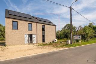 <p><span>Bent u op zoek naar een energiezuinige nieuwbouwwoning waar u de laatste afwerking nog volledig naar eigen smaak kunt invullen? Dan is deze moderne halfopen bebouwing in een rustige en groene omgeving van Hamme zeker een bezoek waard.</span></p><p><span>Bij het betreden van de woning komt u terecht in een ruime inkomhal met gastentoilet. De lichtrijke leefruimte met grote raampartijen geniet van een aangename verbinding met de tuin en biedt plaats aan een gezellige zit- en eetruimte. <br />De open keuken is nog volledig naar eigen wens te plaatsen, waardoor u uw droomkeuken zonder compromissen kunt realiseren.</span></p><p><span>Op de eerste verdieping bevinden zich drie volwaardige slaapkamers en een stijlvolle badkamer met inloopdouche en dubbele wastafel. <br />Via een vaste trap bereikt u de ruime zolderverdieping, die tal van mogelijkheden biedt. Mits de nodige afwerking kan deze perfect ingericht worden als extra slaapkamer(s), hobbyruimte, bureau of speelkamer.</span></p><p><span>Buiten geniet u van een ruime tuin waar u in alle rust kunt ontspannen en volop kunt genieten van het groen.</span></p><p><span>Troeven van deze woning:</span></p><ul><li><span>Nieuwbouwwoning op een rustige locatie in Hamme </span></li><li><span>Lichtrijke leefruimte met grote raampartijen </span></li><li><span>Keuken nog volledig naar eigen smaak te plaatsen </span></li><li><span>3 ruime slaapkamers </span></li><li><span>Moderne badkamer </span></li><li><span>Vaste trap naar een ruime zolder met uitbreidingsmogelijkheden </span></li><li><span>Grote tuin met veel privacy </span></li><li><span>Energiezuinige woning met hedendaags comfort </span></li></ul><p><span>Een unieke kans voor wie op zoek is naar een kwalitatieve nieuwbouwwoning (bouwheer Qubo) waarin u nog uw eigen persoonlijke toets kunt aanbrengen.</span></p><p><span>Interesse?</span><span> Contacteer ons vandaag nog voor meer informatie of een bezoek ter plaatse. Deze woning zal u ongetwijfeld weten te verrassen!</span></p>