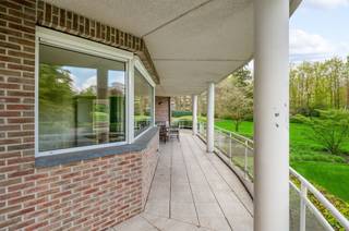 Spacieux appartement au rez-de-chaussée à quelques minutes à pied du centre de Kapellen. L'appartement comprend environ 195 m² de surface habitable ainsi que des terrasses spacieuses (environ 62 m² !) Disposition : Vous entrez dans l'appartement par le hall d'entrée avec vestiaire et toilettes pour invités et une vue sur l'espace de vie. Accès à la salle de séjour lumineuse et spacieuse avec cheminée sur sol en pierre naturelle qui est suffisamment spacieuse pour accueillir une table à manger, un salon et un second coin salon. Depuis le salon, on accède à deux terrasses donnant sur le jardin du parc magnifiquement aménagé. À l'avant, l'appartement dispose d'une terrasse très généreuse. Depuis la cuisine, on accède à une pièce de rangement supplémentaire avec un local technique. Depuis le hall d'entrée, on accède au hall de nuit et, de là, à la chambre d'amis avec salle de bains attenante et à la spacieuse suite parentale avec son propre dressing, sa salle de bains et sa chambre spacieuse. Garages et salle de stockage : Dans le parking souterrain, il y a deux places de parking ; un garage fermé et une place de parking disponible avec une salle de stockage attenante que vous pouvez acheter à un coût supplémentaire de 50 000 euros. Détails : L'appartement est en bon état d'entretien général. Chauffage par plancher chauffant électrique. Plus d'informations auprès de notre bureau : www.rodenburgh.be