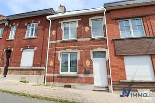 Composition :Sous-sol : Cave avec chaudière : 14 m², espace buanderie : 6 m²Rez-de-Chaussée : Hall d'entrée : 8,90 m², WC : 1m², salon : 15,17 m²,...