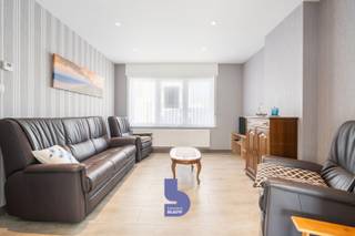 Bent u op zoek naar een instapklare, ruime gezinswoning met een zonnige buitenruimte? Dan is deze volledig gerenoveerde woning in een rustige en kindvriendelijke buurt van Oostende beslist een bezoek waard.<br /><br />Deze verzorgde woning werd in 2018 grondig gerenoveerd en combineert hedendaags wooncomfort met een praktische indeling. Dankzij de centrale ligging bevinden winkels, scholen, openbaar vervoer, horeca en sportfaciliteiten zich allemaal op wandelafstand.<br /><br />Via de inkomhal betreedt u de gezellige en lichtrijke leefruimte, die naadloos overgaat in de moderne open keuken. Deze is volledig uitgerust met kwalitatieve toestellen, waaronder een inductiekookplaat, vaatwasser, ingebouwde koelkast, diepvries en combi-oven. Vanuit de keuken heeft u rechtstreeks toegang tot de zuidgerichte koer, een heerlijke plek om te genieten van de zon. Achteraan bevindt zich bovendien een praktische berging, ideaal voor fietsen en tuin- of terrasmateriaal.<br /><br />Op de eerste verdieping bevinden zich twee ruime slaapkamers en een stijlvolle, volledig vernieuwde badkamer met inloopdouche, wastafel met spiegelkast, hangtoilet en extra bergruimte.<br /><br />De tweede verdieping biedt nog twee volwaardige slaapkamers, bereikbaar via een vaste trap. Eén kamer beschikt over ingebouwde kasten, terwijl de andere voorzien is van een wastafel met warm en koud water. Daarnaast is er nog een praktische bergzolder.<br /><br />Ook technisch scoort deze woning uitstekend. Zo beschikt ze over een gunstig EPC B, conforme elektriciteit, een recente condensatieketel op aardgas en rolluiken aan alle ramen.<br /><br />Kortom, een verrassend ruime, instapklare gezinswoning met vier slaapkamers, een zonnige koer en een uitstekende ligging in Oostende. Ideaal voor wie zonder zorgen wil verhuizen.