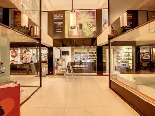 Het handelspand is gelegen in Galerij De Meester en is zichtbaar vanuit de Ooststraat en bestaat uit 2 verdiepingen. Dankzij de grote...