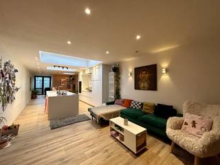 Deze ideale gezinswoning met drie slaapkamers en tuin met terras, is gelegen nabij het bruisende stadscentrum van Kortrijk. Diverse winkels,...