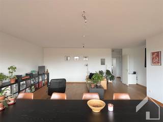 Mooi appartement op de 8ste verdieping (bovenste verdieping) met panoramisch uitzicht  in een verzorgd gebouw met lift.We betreden het appartement...