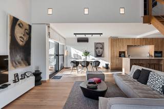 Dit uniek duplex appartement bevindt zich in het hart van Kontich. Scholen, winkels, horecazaken en openbaar vervoer vindt u allemaal...