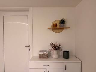Ontdek deze volledig vernieuwde vakantiewoning op **Dunepark in Koksijde**, vlak bij de duinen en op wandelafstand van het strand!<br />Ideaal als eigen vakantieverblijf of voor vakantieverhuur.<br /><br />De woning werd grondig vernieuwd met nieuwe ramen, dak, elektriciteit, leidingen en verwarmingsinstallatie & beschikt over een zeer goede EPC-score!<br /><br />Op het gelijkvloers bevinden zich een slaapkamer met dubbel bed en airco/warmtepomp, badkamer met inloopdouche en afzonderlijke verwarming, apart toilet. Via een aparte ingang/deur bereikt u een ruime berging, ideaal voor fietsen, brommers en extra stockage.<br /><br />Boven vindt u de volledig vernieuwde leefruimte met open keuken, eetplaats, voorzien van pelletkachel en airco/warmtepomp. De keuken is splinternieuw & uitgerust met koelkast, keramische kookplaat en combi-microgolfoven, vaatwas en meer.<br /><br />Buiten zijn er twee terraszones & een tuinhuis.<br /><br />Dunepark biedt o.a. buitenzwembad, sportfaciliteiten, speelplein, wassalon, restaurant en kwaliteitsvolle bakker. Vakantieverhuur is toegestaan; permanente bewoning en domicilie niet.<br /><br />Voor meer info en bezoek contacteer: Roxanne 0496/85.09.62 of mail: roxanne@cornelis-goeman.be