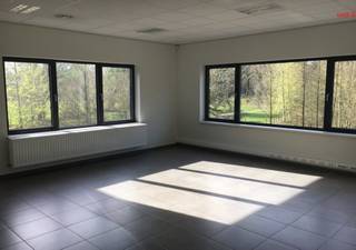 Het bedrijfsgebouw omvat 525 m² kantoorruimte, die uitbreidbaar is met bijkomend ca. 111 m², daarnaast is er bijkomend 144 m² magazijnruimte en...