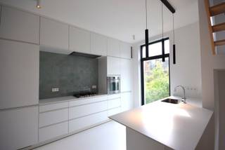 Dit charmante en lichtrijke triplexappartement is gelegen in de Olifantstraat en strekt zich uit over de eerste, tweede en derde verdieping van een prachtig gerenoveerde rijwoning.<br /><br />Bij het binnenkomen wordt u verwelkomd in een inkomhal met vestiaire. Op de eerste verdieping bevindt zich de ruime en lichtrijke leefruimte met een volledig geïnstalleerde open keuken. Deze is uitgerust met een gasvuur, dampkap, vaatwasser, oven, koelkast en diepvries.<br /><br />Op de tweede verdieping vindt u een moderne badkamer met een inloopdouche, lavabo en vrijstaand bad. Daarnaast is er een apart toilet en de eerste ruime slaapkamer, voorzien van praktische ingemaakte kasten.<br /><br />Op de derde verdieping vindt u de tweede slaapkamer, eveneens uitgerust met ingemaakte kasten, en een aangenaam zonnig terras. Dankzij de ramen die volledig geopend kunnen worden, kunt u vanuit de slaapkamer optimaal genieten van het mooie weer en het buitengevoel.<br /><br />Verder beschikt de woning over een gemeenschappelijke berging met plaats voor fietsen. Hier is eveneens de mogelijkheid voorzien om een wasmachine en droogkast aan te sluiten.<br /><br />Het appartement is volledig uitgerust met lichtarmaturen, lamellen aan de ramen en vliegenramen, wat zorgt voor extra comfort en gebruiksgemak.<br /><br />Voor het verbruik van elektriciteit, gas en water wordt maandelijks een provisie van € 180 gevraagd. Op het einde van het jaar volgt een afrekening op basis van de tussentellers.<br /><br />📅 Beschikbaar vanaf 1 oktober 2026<br />⚡ EPC-label B – 145 kWh/(m² jaar)<br />💶 Maandelijkse provisie nutsvoorzieningen: € 180