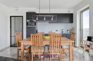 Gelegen in Residentie Pergola bevindt zich dit stijlvol appartement op de zevende verdieping van het vooruitstrevende woonproject in De Nieuwe Dokken te Gent. Deze unieke ligging combineert stedelijke dynamiek met rust, en biedt een aangename woonomgeving met uitzicht op het water en de karakteristieke skyline van de stad.<br /><br />Het appartement omvat een inkomhal die toegang geeft tot de lichtrijke leefruimte met open keuken. De keuken is modern en praktisch ingericht en sluit naadloos aan op de leefruimte, waar grote raampartijen zorgen voor een aangename lichtinval en een open gevoel. Aansluitend bevindt zich het terras, waar je in alle rust kan genieten van de omgeving.<br /><br />Verder beschikt het appartement over een apart toilet, een handige berging en een nachthal die leidt naar de slaapkamer en badkamer. De slaapkamer biedt voldoende ruimte en comfort, terwijl de badkamer uitgerust is met hedendaags sanitair en alle nodige voorzieningen.<br /><br />Residentie Pergola maakt deel uit van een duurzaam en modern woonconcept in een bruisende, vernieuwende buurt. De Nieuwe Dokken staan bekend om hun ecologische visie, fietsvriendelijkheid en evenwicht tussen levendigheid en rust, wat dit appartement bijzonder aantrekkelijk maakt voor wie hedendaags en comfortabel wil wonen in Gent.