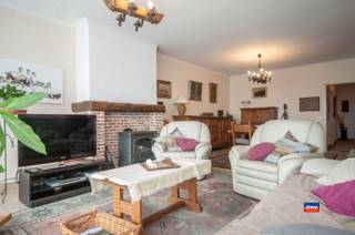 <p><span>HOBOKEN (CENTRUM) | RUIM APPARTEMENT MET DRIE SLAAPKAMERS, TERRAS EN GARAGEBOX | GELEGEN OP DE VIERDE VERDIEPING VAN GEBOUW MET LIFT | EPC C |</span></p><p><span>Indeling als volgt: inkomhal met gastentoilet - leefruimte - gesloten, geïnstalleerde keuken met extra berging - nette retro-badkamer met ligbad en dubbel lavabomeubel - drie slaapkamers - terrasje.</span></p><p><span>Maandelijkse kosten bedragen circa 110 euro (minuterie, blokpolis, syndicus). Alle nutsvoorzieningen zijn individueel.</span></p><p><span>Zeer centrale ligging in het centrum van Hoboken met winkels en openbaar vervoer en park in de onmiddellijke omgeving. </span></p>