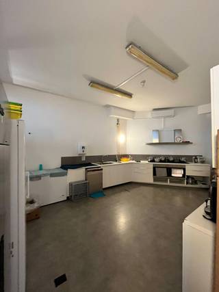 In the heart of the Leopold district, close to all European institutions. Between the metro station Arts-Loi and Maelbeek. Possibility to rent parking spaces. <br />• Surface from 482 sqm