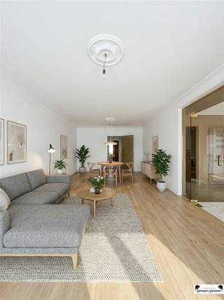 <p>In de Haverstraat in Oostende, op slechts tien minuten wandelen van het Maria Hendrikapark en op 1km van het strand, bevindt zich dit ruime gelijkvloers appartement met twee slaapkamers. Een ideale keuze voor wie op zoek is naar een comfortabele vaste woonst of een tweede verblijf in een rustige straat en toch centraal in Oostende.</p><p>Het appartement is gelegen op het gelijkvloers en biedt een vlotte toegankelijkheid. Via de inkomhal kom je binnen in de lichtrijke leefruimte met een volledig uitgeruste keuken die voorzien is van alle comfort. Aansluitend aan de keuken bevindt zich een grote, praktische berging die extra opbergruimte biedt.</p><p>Via de hall heb je toegang tot twee volwaardige slaapkamers, een badkamer uitgerust met een douche en een dubbele lavabo, en een aparte wc. In de kelderverdieping vind je een private berging én een gemeenschappelijke fietsenstalling. Daarnaast is er de mogelijkheid om een afgesloten garagebox bij aan te kopen, wat een grote troef is in deze buurt.</p><p>Op energetisch vlak biedt dit appartement bovendien een mooie opportuniteit: mits een beperkte aanpassing aan de verwarming en de plaatsing van airco-binnenunits (geschatte kostprijs ± €4.500) kan het EPC-label worden opgewaardeerd naar een B-label. Een relatief kleine investering met een grote impact, zoals blijkt uit het beschikbare proefcertificaat met airco-installatie.</p><p><strong>Extra troeven:</strong></p><ul><li><p>Op wandelafstand van het Maria Hendrikapark</p></li><li><p>Twee volwaardige slaapkamers</p></li><li><p>Gelijkvloerse toegankelijkheid</p></li><li><p>Kelderberging en gemeenschappelijke fietsenstalling</p></li><li><p>Mogelijkheid tot aankoop van een afgesloten garagebox</p></li><li><p>Potentieel EPC B-label na beperkte investering</p></li><li><p> </p></li></ul><p>Samengevat is dit instapklare appartement ideaal voor wie zoekt naar een comfortabel en praktisch verblijf in Oostende, met bovendien een sterke energetische meerwaarde.<br />Voor meer informatie of een bezichtiging kunt u contact opnemen via <strong>0476/94.40.17</strong> of <strong>esther@janssenenjanssen.be</strong></p>