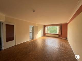 <h1><span>Ruim 3-slaapkamerappartement met terras in Berchem!</span></h1><p><span>Welkom in dit ruime en aangename 3-slaapkamerappartement, gelegen aan de Fruithoflaan in het verzorgde gebouw Pallas Athena, voorzien van een lift.</span></p><p><span>Het appartement geniet van een uitstekende ligging. </span><span>Niet alleen bent u super gelegen qua (buurt)winkels, ook bent u op een boogscheut van belangrijke invalswegen.</span></p><h3><span>Inkomhal, leefruimte en keuken</span></h3><p><span>U betreedt het appartement via een ruime inkomhal, voorzien van een parlofoon en een praktische, ingemaakte vestiairekast.</span></p><p><span>De bijzonder ruime leefruimte biedt veel mogelijkheden voor een comfortabele en sfeervolle inrichting. </span></p><p><span>Aansluitend bevindt zich de keuken, die beschikt over een kookvuur, oven, vaatwasser, koelkast, diepvriezer en een grote hoeveelheid kastruimte. Daarnaast is er een handige berging aanwezig.</span></p><h3><span>Slaapkamers en badkamer</span></h3><p><span>Het appartement beschikt over drie slaapkamers. 1 van de slaapkamers is uitgerust met ingebouwde kasten. Vanuit 1 van de slaapkamers heeft u rechtstreeks toegang tot het aangename terras, een ideale plek om in alle rust van de buitenlucht te genieten.</span></p><p><span>De badkamer is uitgerust met een ligbad met douchecombinatie, een enkele lavabo en een toilet.</span></p><p><span>Daarnaast beschikt het appartement over een apart gastentoilet met handenwasser.</span></p><p><span> </span></p><p><span> </span></p><p><span>Huurprijs, kosten & beschikbaarheid: </span></p><p><span>Maandelijkse huurprijs: 975,00 euro/maand </span></p><p><span>Maandelijkse provisiekosten: 260,00 euro/maand (incl: water, elektriciteit, verwarming onderhoud gebouw, lift...)</span></p><p><span>Beschikbaarheid: Onmiddellijk</span></p><p><span> </span></p><p><span>Mis deze unieke kans niet! </span></p><p><span> </span></p><p><span> </span></p>
