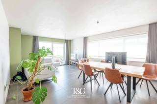 Klassevol, modern en energiezuinig appartement met uitstekende bereikbaarheid.<br /><br />Indeling: inkomhal met apart toilet, leefruimte met volledig uitgeruste open keuken (oven, microgolf, afwasmachine, koelkast) en aparte berging/wasruimte, twee slaapkamers, badkamer met lavabo, bad en douche, ruim terras.<br /><br />De vraagprijs is inclusief 2 autostaanplaatsen!<br /><br />Contacteer ons voor meer informatie of een bezoek.