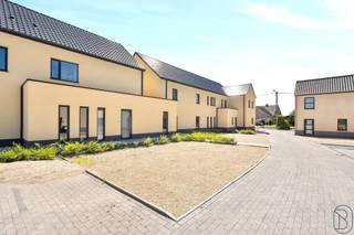 Dernière phase – Projet Rue de Sglatignies, Neufmaison (Saint-Ghislain). Quatre nouvelles constructions basse énergie à vendre. Chaque maison comprend, au rez-de-chaussée, un hall d’entrée, un séjour avec salle à manger, une cuisine, un débarras et des toilettes. À l’étage, vous trouverez 3 chambres et une salle de bains. Le grenier est aménageable en au moins 2 chambres supplémentaires. Chaque logement dispose d’une terrasse privée, d’un jardin orienté plein sud et de 2 emplacements de parking. Une remise extérieure est disponible en option dans la résidence.<br />Les lots 1, 2 et 3 sont proposés clé sur porte.<br />Prix hors TVA et frais supplémentaires.<br />Visite sur rendez-vous : guido@immobeguin.be