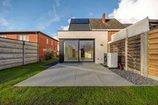 <strong>Hoogwaardig afgewerkte nieuwbouwwoning met 3 slaapkamers op een perceel van 528m², met ruime tuin in het centrum van Mol - Achterbos. E-peil 3. <br /><br />Ligging:</strong> Kortbij het centrum van Mol, in Achterbos. <br /><br /><strong>Indeling:</strong> <strong>0:</strong> inkomhal, gastentoilet, woonkamer, keuken, wasplaats, garage. <strong>+1:</strong> overloop, 2 slaapkamers, badkamer. <strong>+2:</strong> master bedroom, berging met mogelijk 2de bdk. <br /><br /><strong>Omschrijving:</strong> Deze woning wordt voor verkoop nog volledig verder afgewerkt!<br />U betreedt de woning aan de zijkant van het huis. De inkomhal, met directe toegang tot het gastentoilet, leidt u verder naar de lichtrijke leefruimte. Deze leefruimte is voorzien van grote zwarte PVC ramen en biedt een aangenaam zicht op de zuidgerichte tuin. De open keuken met eiland vormt een mooi geheel met de leefruimte en is praktisch ingericht, alsook is er ledverlichting onder de kasten voorzien. De keuken is uitgerust met kwalitatieve toestellen, waaronder een vrijstaande koelkast van Smeg, combi-oven, kookplaat etc. . De verlichting in de keuken en leefruimte is reeds aanwezig en blijft behouden. <br /><br />Wanneer we doorlopen naar de voorkant van de woning, komen we langs de wasplaats en zo verder in de grote inpandige garage. Deze ruime garage is voorzien van een sectionaalpoort, uitgietbak, een deur naar buiten toe en er is ook een laadkabel voorzien voor een laadpaal. De gehele benedenverdieping (incl. garage), de hal boven én de badkamer genieten van vloerverwarming. <br />
<p>Als we teruglopen naar de trap, bereikt u de 1e verdieping, waar zich een eerste zeer ruime slaapkamer bevindt.<br />Volgens het oorspronkelijke plan werd deze ruimte voorzien voor 2 slaapkamers, de scheidingswand werd nog niet geplaatst. Ramen en stopcontacten zijn reeds aanwezig, waardoor het eenvoudig mogelijk is om hier 2 kamers te creëren. Verder is de badkamer ingericht met een inloopdouche, een toilet en een wastafel. Door het raam wordt deze prachtige ruimte voorzien van natuurlijk daglicht.</p>
<p>Op de 2de verdieping, bevindt zich een prachtige master bedroom, die is uitgewerkt tot in de nok en zo een extra ruimtelijk gevoel creëert. De zolderruimte werd praktisch ingedeeld, waarbij alle technieken netjes werden geïntegreerd. Tevens zijn alle leidingen en afvoer voorzien voor de inrichting van een eventuele tweede badkamer. <br /><br />Tot slot beschikt de woning over een ruime, volledig omheinde en zuid-georiënteerde tuin. Met een grondoppervlakte van 528m² vormt de buitenruimte een mooie extra troef. <br /><br />Op technisch en energetisch vlak is de woning uitgerust met onder meer vloerverwarmig, een warmtepomp, een regenwaterpomp met regenput (5000 L), ventilatiesysteem D en zonnepanelen. Energiezuinig en comfortabel wonen is verzekerd deze prachtige woning!</p>
<p><strong>Deze woning biedt met haar praktische indeling en uiterst hoogwaardige afwerking een buitenkans!<br /><br /></strong><strong>Bijzondere informatieplicht</strong>: omgevingsvergunning stedenbouwkundige handelingen uitgereikt, woongebied, geen rechterlijke herstelmaatregel of bestuurlijke maatregel opgelegd, geen voorkooprecht ruimtelijke ordening, omgevingsvergunning voor verkavelen van gronden.</p>