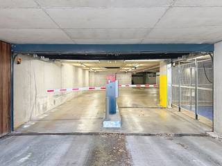 Autostaanplaats(en) te koop gelegen in de nieuwe ondergrondse parking 't Bruggeske, gelegen onder het nieuwe Gemeentehuis te Kapellen. (25.000/stuk - betreft P62 en P64)<br /><br />Gelegen in het centrum, vlakbij belangrijke invalswegen en het openbaar vervoer, geniet u hier van een uiterst praktische ligging. In een buurt waar parkeren vaak een uitdaging vormt, bieden deze staanplaatsen een comfortabele en duurzame oplossing, zowel voor eigen gebruik als investering.<br /><br />De staanplaatsen zijn afzonderlijk te koop aan €25.000 per stuk en liggen quasi naast elkaar (P62 / P64)<br /><br />Bijzonderheden:<br />- Verkoop onder 21% BTW<br />- Veilig afgesloten parkeergarage<br />- Afmetingen staanplaats: 2,55m x 5,06m<br />- 2e staanplaats beschikbaar (€25.000/stuk)<br />- Geen laadpaal aanwezig<br />- Gemeenschappelijke kosten: +- 65 euro/jaar<br /><br /><br />Bestuursmaatregelen in het maatregelenregister: nee