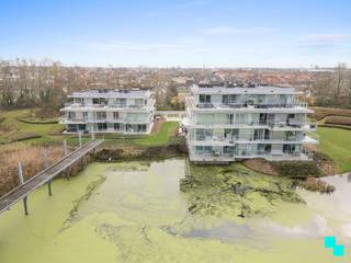 Ontdek Residentie Heron in Roeselare: exclusief en energiezuinig wonen (warmtenet!) in een afgesloten parktuin op de voormalige site van B2Ai. Ontdek de laatste 2 appartementen in Fase II: hoogwaardige appartementen met riante terrassen, tijdloze architectuur en een high-end afwerking. Voor wie droomt van klasse, comfort en karakter. Bijkomende troeven: 6% BTW is hier mogelijk. <br /><br />Heron bestaat uit vier urban villages (lees: paviljoenen). Elk paviljoen bestaat uit 12 tot 14 luxe appartementen, waarvan de architectuur en het interieur de conceptlijnen van het levenslang wonen volgen. Dat betekent dat de vier urban villages maximale flexibiliteit bieden en dat er nog voldoende keuzevrijheid is om uw interieur aan te passen aan elke levensfase.<br />Kortom: investeren in dit uitzonderlijk vastgoed is investeren voor het leven (en langer). Met B2Ai als architect en Coussée-Bostoen als aannemer staat dit project garant voor Roeselaarse topkwaliteit!<br />Indeling - <strong>Dit geschilderde 1-slaapkamer appartement is gelegen op de eerste verdieping. Dankzij het ruime terras van 17m² + terras geniet je hier van rust, veel lichtinval en een fenomenaal zicht op de vijver en parktuin! </strong><br /><br />Indeling: inkomhal met ruimte voor vestiaire / toilet met wastafel / twee ruime slaapkamers / volledig uitgeruste badkamer / ruime leefruimte met open keuken voorzien van kookeiland en alle nodige toestellen / technische ruimte/berging / riant terras (29m²) uitgevend op parktuin/vijver<br />Extra - Ondergrondse garages, parkeerplaatsen én bergingen.<br />Troeven - 6% BTW mogelijk / Historische site / omgeven door natuur / focus op duurzaamheid en energie-efficiëntie / hoogwaardige architectuur / nabij scholen, buurtwinkels, handelszaken en openbaar vervoer / Flexibele keuzemogelijkheden in afwerking<br />De foto’s in deze voorstelling zijn afkomstig van reeds gerealiseerde en gelijkaardige appartementen uit Fase I &amp; II.<br />Benieuwd? - Frederik organiseert voor dit project afspraken op kantoor of in het modelappartement ter plaatse, mits het maken van een afspraak. Meer algemene informatie is terug te vinden via www.bordes.be