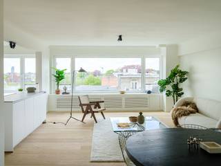Spacieux et lumineux appartement 3 chambres avec terrasse à proximité de la gare de Gand-Saint-Pierre<br /><br />Situé au 5ᵉ étage, cet appartement se distingue par ses <strong>volumes généreux</strong>, <strong>son agencement pratique et la qualité de ses finitions</strong>. Un atout supplémentaire est la proximité de <strong>la gare de Gand-Saint-Pierre</strong>, avec le parc de <strong>la Citadelle </strong>accessible à pied.<br /><br />L’appartement de <strong>3 chambres a été entièrement rénové en 2021</strong>, avec une <strong>rénovation totale</strong> aux accents élégants et intemporels. Les portes intérieures en acier noir, les sols en bois, les grandes baies vitrées et les espaces ouverts donnent le ton. L’appartement offre <strong>une superficie de 120 m²</strong> et bénéficie d’un agencement fonctionnel. Les grandes fenêtres, les volumes ouverts et le hall d’entrée spacieux procurent <strong>une agréable sensation d’espace dans tout l’appartement.</strong><br /><br />On accède à l’appartement par <strong>le hall d’entrée équipé d’un grand vestiaire intégré</strong>. À l’avant, les espaces ont été décloisonnés et réunis en un seul grand ensemble. Cette superbe pièce accueille <strong>la salle à manger, le salon et la cuisine.</strong> <strong>La cuisine ouverte avec un généreux îlot</strong> central offre de nombreux espaces de rangement et est équipée de tous les appareils électroménagers.<br /><br />Au centre de l’appartement se trouvent des toilettes séparées ainsi que <strong>la salle de bains, équipée d’une baignoire et d’une douche à effet pluie</strong>. À l’arrière, on découvre <strong>trois chambres</strong> : deux chambres identiques de 10 m² et une chambre principale de 17 m². <strong>La plus grande chambre donne accès à la terrasse, qui s’étend sur toute la largeur de l’appartement</strong>. L’appartement dispose également d’une <strong>cave privative</strong>, avec la possibilité d’acquérir une place de <strong>parking supplémentaire</strong> dans la cour intérieure commune.<br /><br /><strong>Un investissement et un lieu de vie idéaux grâce à la proximité de la gare, ses volumes généreux et ses finitions de qualité</strong>.