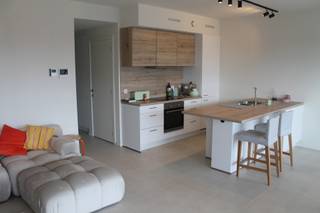 <span><span>Energiezuinig nieuwbouwappartement in Moerbeke. </span></span><br /><br /><span><span>Het appartement is gelegen aan de rand van Moerbeke in de nieuwbouw Residentie Den Uil. </span></span><br /><span><span>Het ligt op de tweede verdieping en beschikt over een groot terras met mooi uitzicht op de tuin. </span></span><br /><br /><span><span>Indeling: inkomhal met apart gastentoilet, woonkamer met moderne volledig conventionele open keuken met eiland met veel lichtinval, aangesloten op het groot terras. </span></span><br /><span><span>Het appartement beschikt over 2 slaapkamers en een badkamer met inloopdouche en lavabomeubel en een berging/wasplaats. </span></span><br /><span><span>Vloerverwarming met warmtepomp (lucht water) en ventilatiesysteem D, verwarmde deur de hoge isolatienormen. </span></span><br /><span><span>Voor de auto is er een ondergrondse parkeerplaats met een individuele berging. </span></span><br /><span><span>Gemeenschappelijke fietsenberging. </span></span><br /><br /><span><span>Beschikbaar: 1 oktober 2026 </span></span><br /><span><span>Huurprijs: 875 euro + 50 euro staanplaats en berging + 75 euro algemene kosten</span></span>