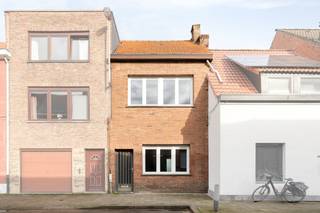 Indeling:Gelijkvloerse verdieping:- inkomhal- woonkamer (32m²)- gedeeltelijk uitgeruste gesloten keuken (17m²)- badkamer voorzien van een bad, toilet en lavabo (ca. 6,50m²)- verharde tuin met tuinhuis (25m²)Verdieping 1:- nachthal- slaapkamer 1 (16m²)- slaapkamer 2 (9,50m²)Bijzonderheden:- condensatieketel aanwezig van 2012- PVC hoogrendement beglazing van 2019- het platte dak werd reeds vernieuwd en geïsoleerd in 2021- conforme elektriciteit- volledig asbestveilig- mobiscore 8,8/10- gunstige ligging vlakbij openbaar vervoer, scholen, winkels..- volledig naar eigen smaak op te frissen, zonder tijdsdruk dankzij het ontbreken van een renovatieverplichtingBent u geïnteresseerd in dit op te frissen huis te koop in Hoboken? Aarzel dan niet om contact met ons op te nemen via janice.racaj@dewaele.com of op 03 206 76 73.Wenst u uw eigendom ook te koop of te huur te stellen? We helpen u graag verder.Steeds tot uw dienst om u verder te helpen met al uw vragen over vastgoed!