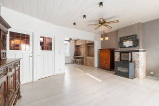 <p><span> </span></p><p><span> </span></p><p><span>Welkom in deze gezellige stadswoning, hartje Zottegem. Deze aantrekkelijke woning combineert klassieke architectuur met modern comfort en biedt een perfecte basis voor gezinnen of koppels die naar ruimte en karakter zoeken.</span></p><p><span> </span></p><p><span>Met een bewoonbare oppervlakte van 110 vierkante meter verdeeld over twee verdiepingen, beschikt deze woning over drie slaapkamers die uitstekend geschikt zijn voor een gezin of als kantoor- en gastenkamer. De woon- en eetkamer op de benedenverdieping nodigen uit tot gezelligheid en ontspanning, met prachtige lichtinval door meerdere ramen.</span></p><p><span> </span></p><p><span>De keuken werd recent vernieuwd en functioneel ingericht met moderne apparatuur, inclusief een 5-pits gasfornuis met oven en een vaatwasser. De badkamer is eigentijds vormgegeven met een ruime inloopdouche.</span></p><p><span> </span></p><p><span>Het interieur kenmerkt zich door warme houten accenten, verlichting die sfeer creëert en voldoende opslagruimte. De houten trap verbindt beide verdiepingen naar knusse slaapkamers met karakter.</span></p><p><span> </span></p><p><span>Buiten heb je een fantastische buitenruimte, zuidgericht, groot terras van ruim 40 vierkante meter, perfect voor barbecueën of simpelweg genieten van het buitenleven. Het houten schuurtje biedt extra mogelijkheden voor opslag.</span></p><p><span> </span></p><p><span>Deze woning bevindt zich op een centrale locatie in Zottegem, vlakbij de markt en Heldenlaan ,dicht bij winkels, scholen en alle voorzieningen die het dagelijks leven aangenaam maken. Het is een kans om in een authentieke, gezellige omgeving te wonen met alles wat u nodig heeft voor een comfortabel bestaan.</span></p><p><span> </span></p><p><span>EXTRA TROEVEN:</span></p><p><span>* Badkamer vernieuwd</span></p><p><span>* Keuken vernieuwd</span></p><p><span>* compacte woning</span></p><p><span>* 3 slaapkamers</span></p><p><span>* centrale ligging</span></p><p><span> </span></p><p><span>Renovatieverplichting binnen 6 jaar na aankoop</span></p><p><span> </span></p><p><span>Voor verdere info en/of bezoek contacteer: </span></p><p><span>Jean-Pierre,</span></p><p><span>0475/51 34 67 of mail <span>jean-pierre@janssenenjanssen.be</span></span><span> </span></p><p><span> </span></p><p><span>1ste bezoekmoment op zaterdag 22/08 van 14u00 tot 18u00 op AFSPRAAK</span></p>
