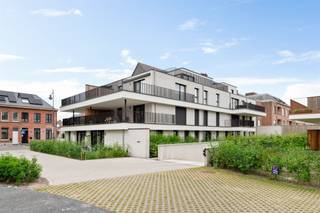 <p><span>Exclusief dakappartement op centrale locatie te Hoogstraten</span></p><p><span> </span></p><p><span>In het stijlvolle nieuwbouwproject Bloemenhof bevindt zich dit penthouse dakappartement met lichte leefruimtes, ruime terrassen en drie slaapkamers.</span></p><p><span> </span></p><p><span>Indeling</span></p><p><span>U betreedt het appartement rechtstreeks vanuit de lift of middels de trap tot in de inkomhal met gastentoilet en ruimte voor vestiaire, vervolgens betreedt u de ruime en lichte leefruimte met eetkamergedeelte, zitkamer en half open keuken met toegang tot de terrassen. Vanuit de keuken ook toegang tot een ruime berging of bijkeuken.</span></p><p><span>De nachthal geeft toegang tot een technische ruimte met berging, twee slaapkamers welke als bureel en logeerkamer kunnen worden benut en een hoofdslaapkamer met dressingruimte en een ruime volledig uitgeruste badkamer.</span></p><p><span> </span></p><p><span>De terrassen zijn bijzonder ruim (ca 75 m²!) en genieten optimale zon oriëntatie en zelfs zicht op de Catharinakerk!</span></p><p><span> </span></p><p><span>Parkeren</span></p><p><span>Er zijn twee autostaanplaatsen beschikbaar in de ondergrondse parking (tegen meerprijs) .</span></p><p><span> </span></p><p><span>Nieuwbouwproject het Bloemenhof is gelegen in het centrum van Hoogstraten, met alle voorzieningen op loopafstand.</span></p><p><span>Het nieuwbouwproject bestaat uit 33 appartementen, 5 woningen, een ondergrondse parkeergarage en een bovengrondse fietsenberging.</span></p><p><span>Bloemenhof is tot in de puntjes afgewerkt en houdt rekening met de hedendaagse architectuur, energienormen, maximale privacy en een aangename, groene omgeving.</span></p><p><span>De afwerking van de woongelegenheden kiest u volledig zelf conform de budgetten opgenomen in het lastenboek. Verkoopprijzen zijn exclusief belastingen.</span></p><p><span> </span></p><p><span>Meer informatie beschikbaar via ons kantoor.</span></p><p><span> </span></p>